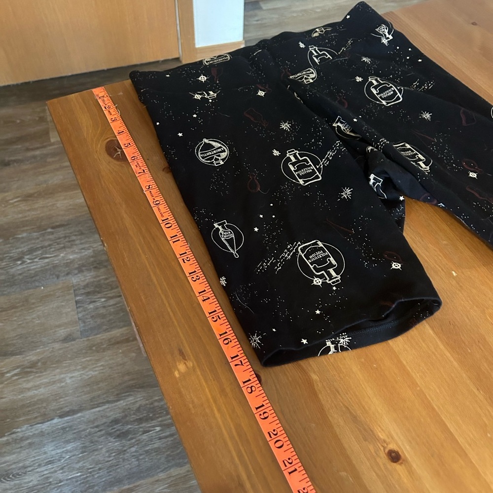 Torrid Harry Potter Size 1 Graphic Biker Shorts with White Potion Bottle Print - Picture 6 of 6